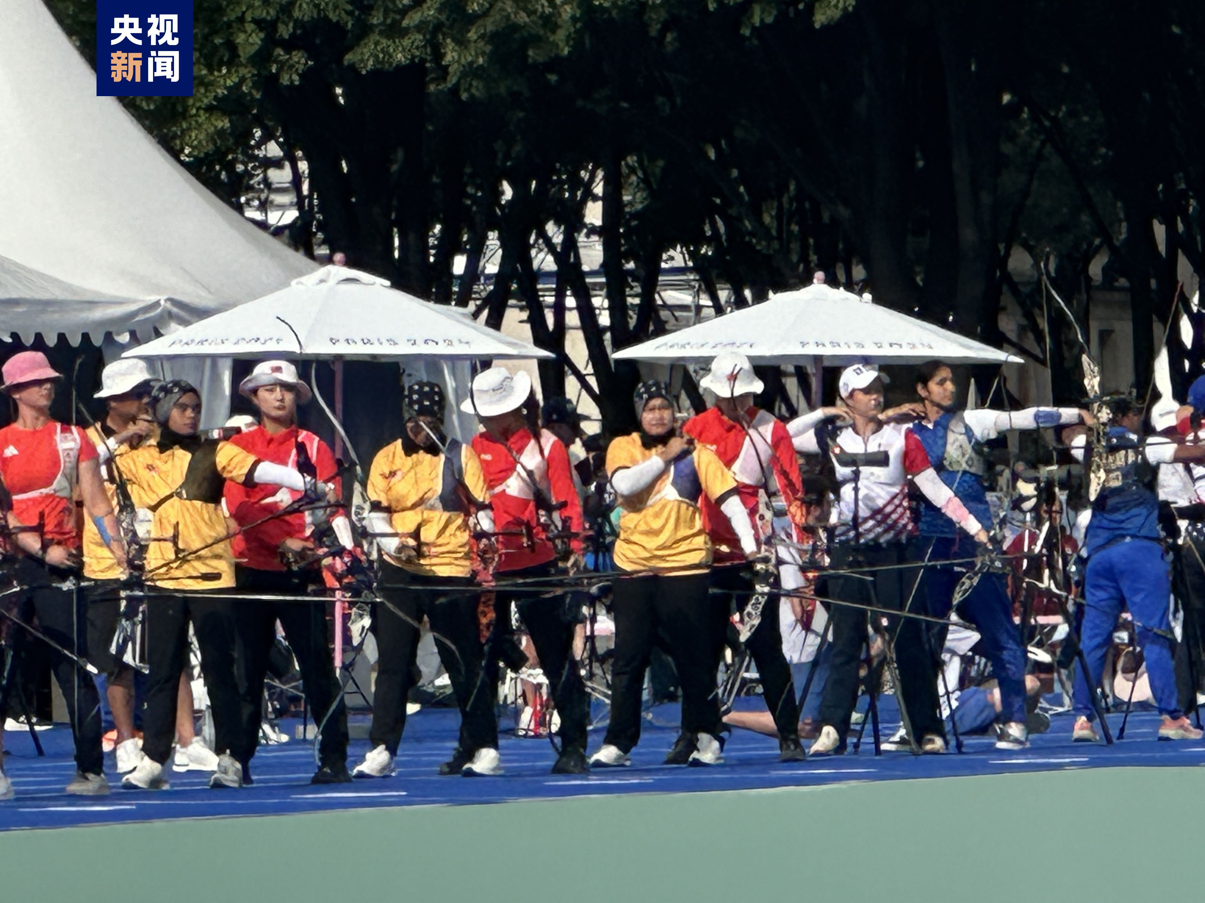 中国射箭女子队在巴黎奥运会亮相：李佳蔓、安