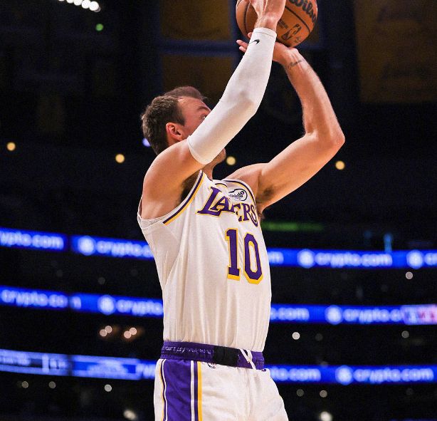 东契奇里夫斯双核爆发 湖人23分优势力克尼克斯