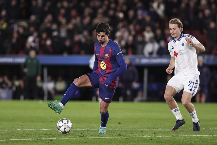 巴萨欧冠战纽卡斯尔中锋人选引争议 莱万费兰谁