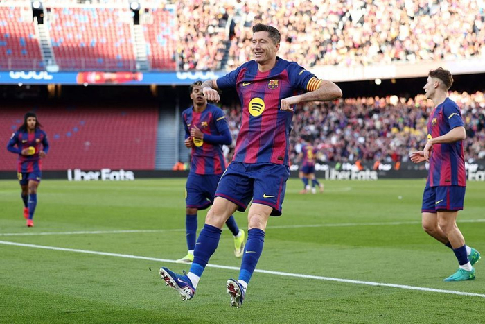 巴萨欧冠战纽卡斯尔中锋人选引争议 莱万费兰谁