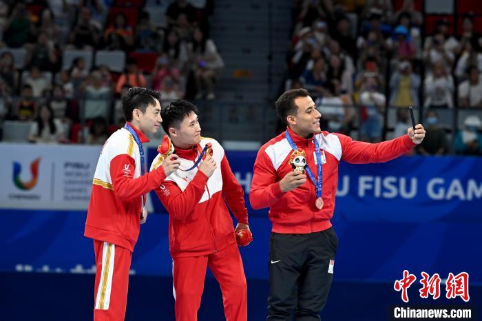 成都大运会体操男子吊环决赛中国选手包揽冠亚