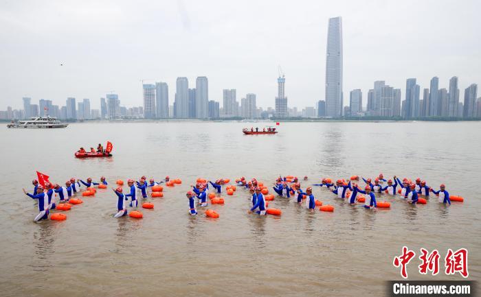 武汉渡江节48届圆满收官 两千泳士横渡长江创纪