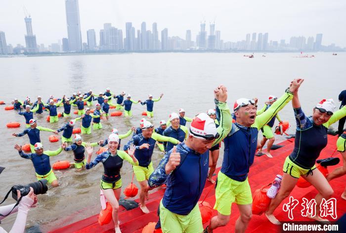 武汉渡江节48届圆满收官 两千泳士横渡长江创纪
