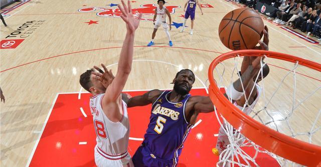 湖人中锋艾顿接受角色转