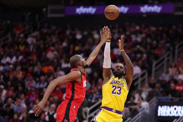 詹姆斯追平乔丹纪录 沃克创队史三分新高 布朗罚