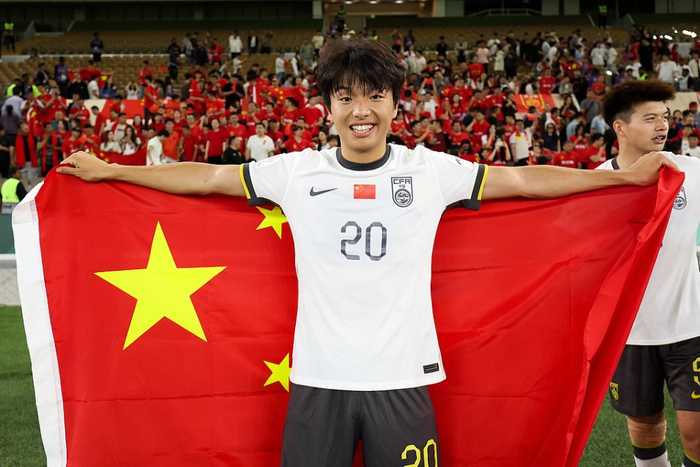 李镇全神级防守锁死米特里策 重庆龙客场力克浙